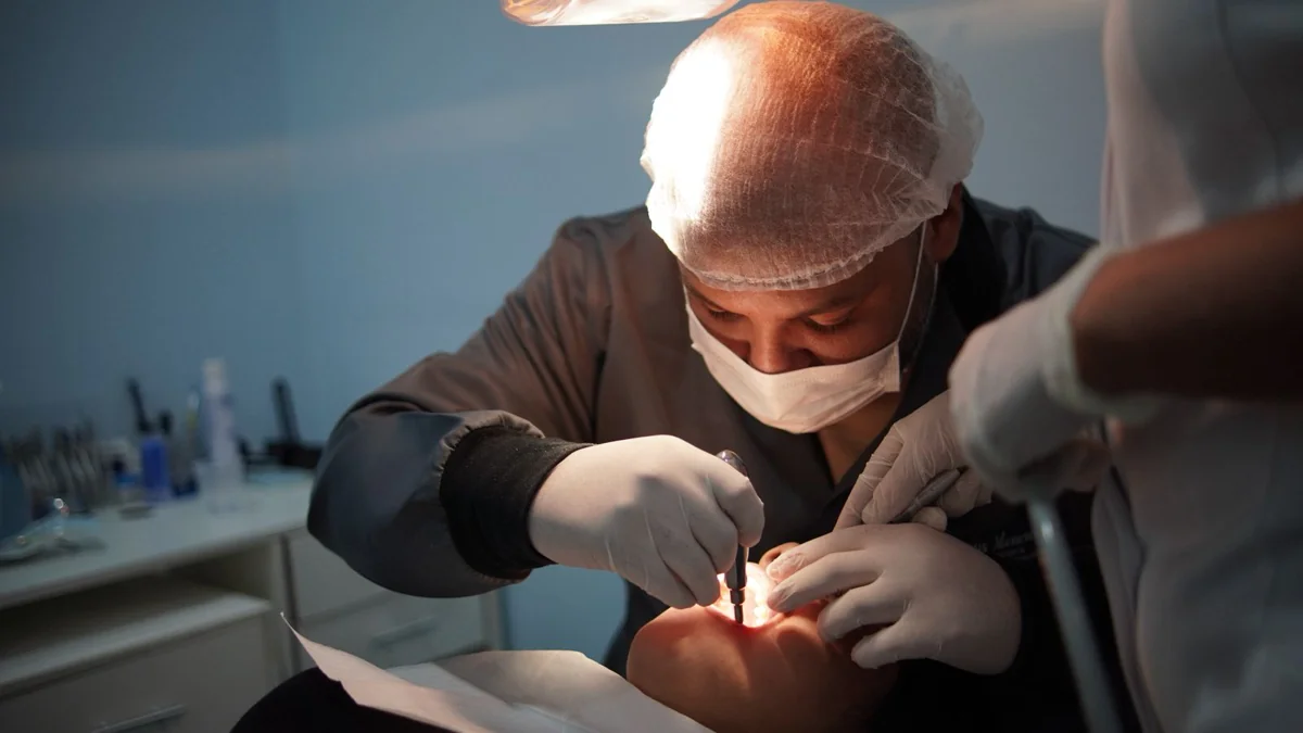 Dr. Marcus Meneses em atendimento na clínica Dr. Sorriso, Zona Sul de Teresina